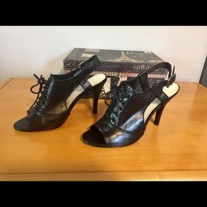 peep toe sling back tie up bootie (like) pump 😉